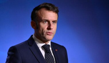 KLÕPS | Mida ta varjab? Netirahvale pakub nalja Majandusfoorumil päikeseprille kandnud Emmanuel Macron