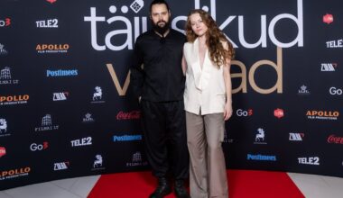 FOTO | Silmarõõmuga seltskonnas? Näitleja Henessi Schmidti toetas esilinastusel Räpina Jacki kitarrist