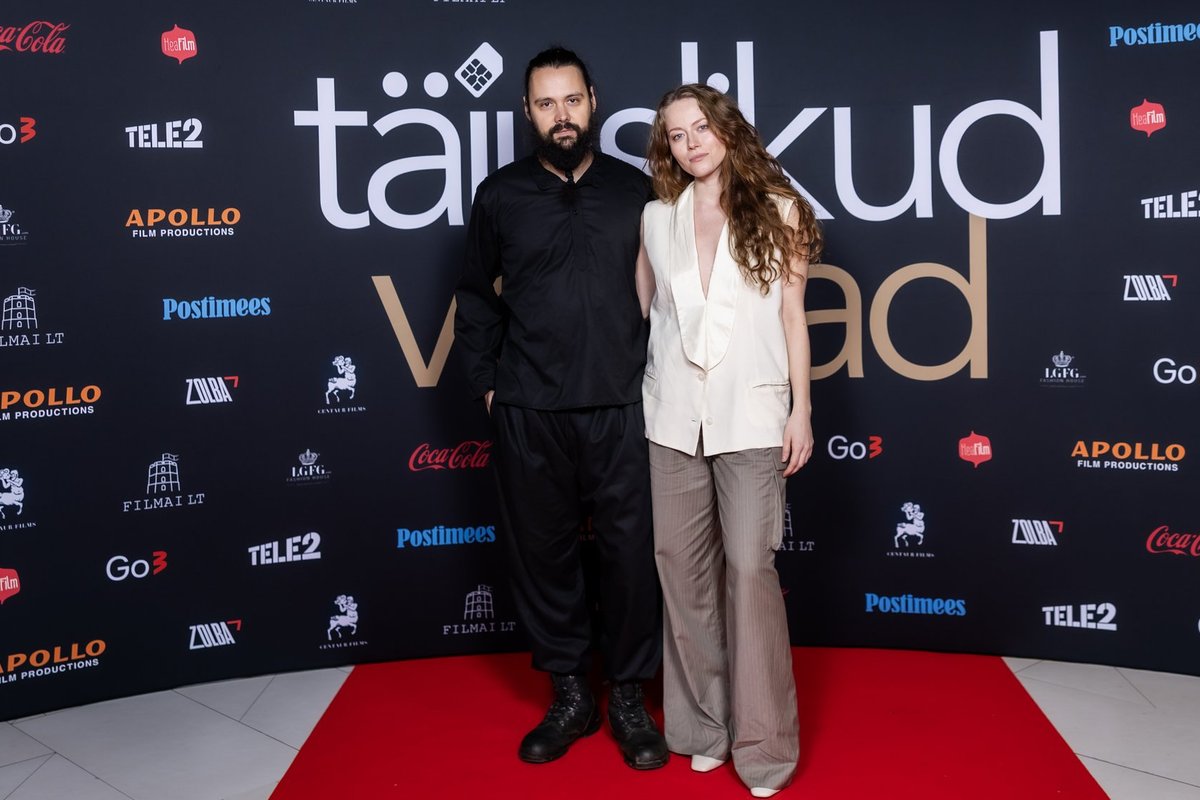 FOTO | Silmarõõmuga seltskonnas? Näitleja Henessi Schmidti toetas esilinastusel Räpina Jacki kitarrist