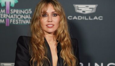 VIDEO | Kiskus tuliseks! Miley Cyrus sattus punasel vaibal fotograafiga sõnelusse