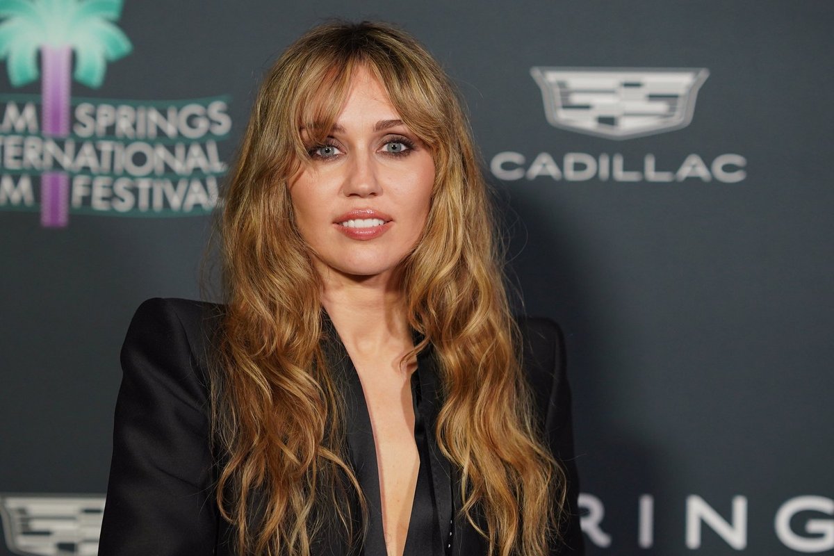 VIDEO | Kiskus tuliseks! Miley Cyrus sattus punasel vaibal fotograafiga sõnelusse