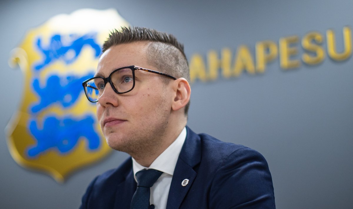 EELMISE SUVE SKANDAAL: Õiguskantsleri büroo avastas, et mitmed riigiasutused saavad ligipääsu pangakontode väljavõtetele. Üks neist asutustest oli rahapesu andmebüroo (RAB). RABi juht Matis Mäeker ütles seepeale, et asutus lõpetas täitmisregistri kaudu pangakontode kohta päringute tegemise ning suhtleb pankadega edasi meilitsi. 