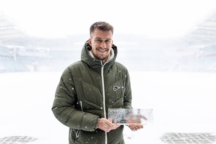 Mattias Käit 2025. aastal Moldova vastu löödud värava eest võidetud Hõbepalliga.