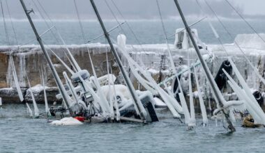 FOTOD | Lennusadamas vajus jääraskuse all põhja kaks laeva. Ühe omanik viitab, et tema alusele sai saatuslikuks voolukatkestus