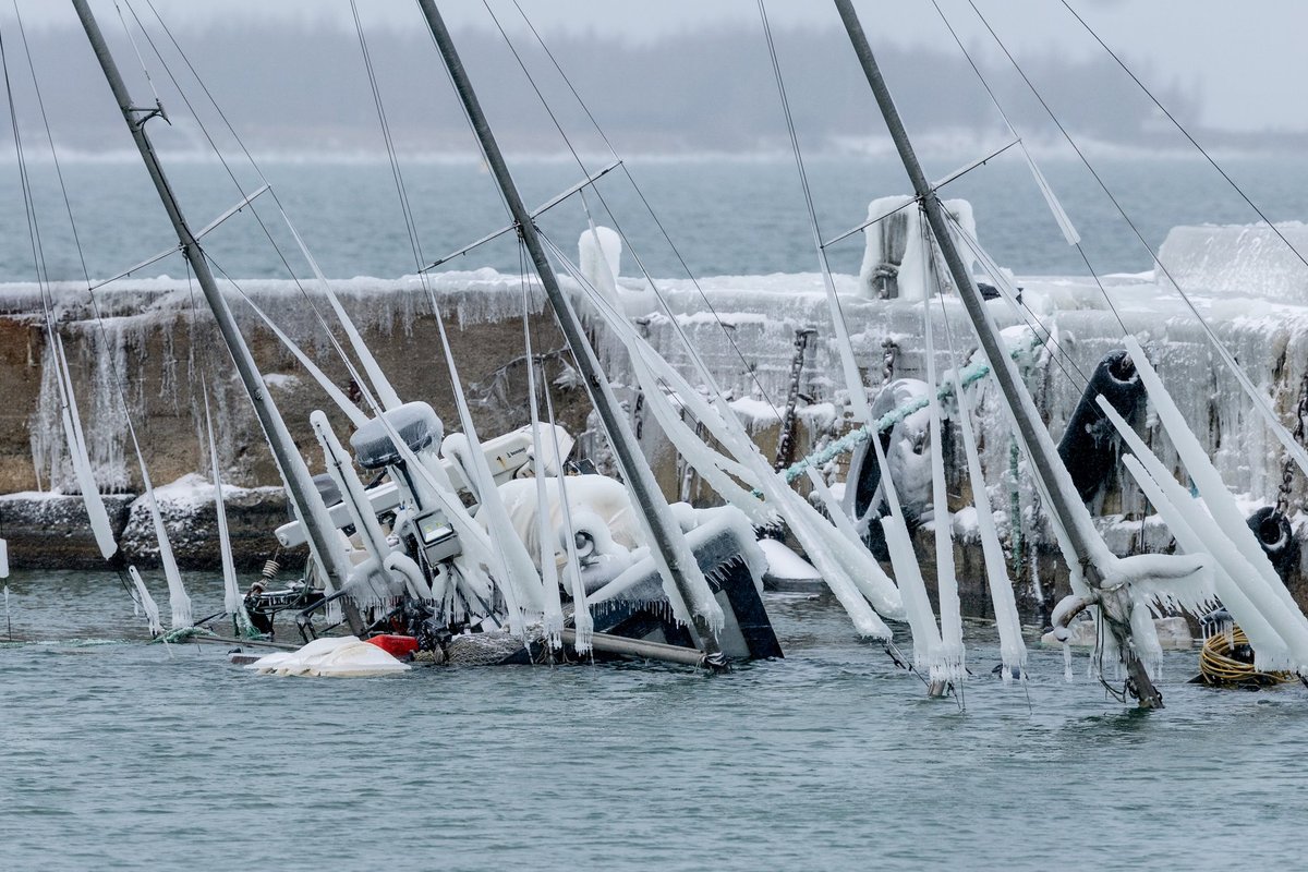 FOTOD | Lennusadamas vajus jääraskuse all põhja kaks laeva. Ühe omanik viitab, et tema alusele sai saatuslikuks voolukatkestus