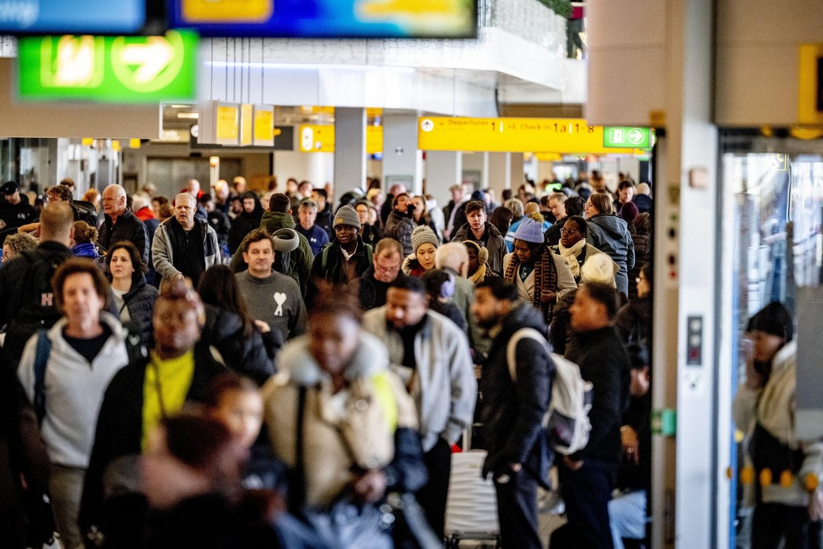 Külm ja lumi on tekitanud Amsterdami lennujaamas reisikaose. Tühistatud on umbes 475 lendu