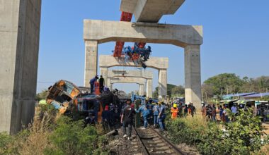 Tais kukkus ehituskraana reisirongile, mistõttu hukkus 22 inimest