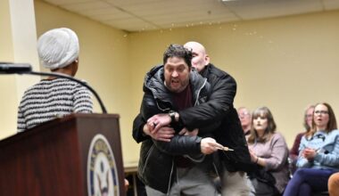 VIDEO | USA kongressi liiget pritsiti Minneapolises teadmata ainega