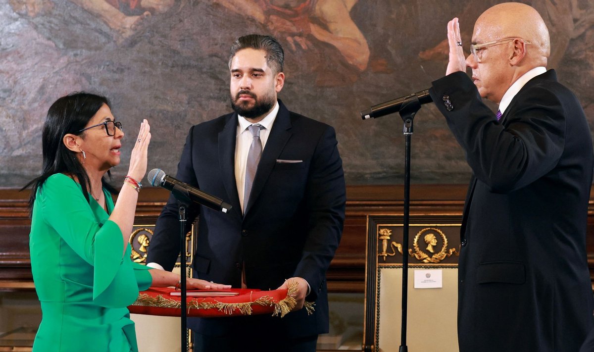 Venezuela võimuladviku seoseid iseloomustas hästi esmaspäevane sündmus, mil Delcy Rodríguez vannutati Venezuela presidendi kohusetäitjaks. Ametivande andis Delcy Rodríguez rahvusassamblee presidendile Jorge Rodríguezele (paremal), kes on Delcy vend. Padjale asetatud piiblit hoidis aga Jorge Rodrígueze asetäitja Nicolás Maduro Guerra, kes on kukutatud diktaatori Nicolás Maduro poeg. 