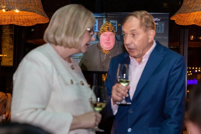 Ma tean mida sa täna öösel tegid! Põrunud linnapeakandidaadid Reformierakonna valimispeol ja taustal teleriekraanil kootud suusamütside poolest kuulus ERR-i erikorrespondent Ragnar Kond 