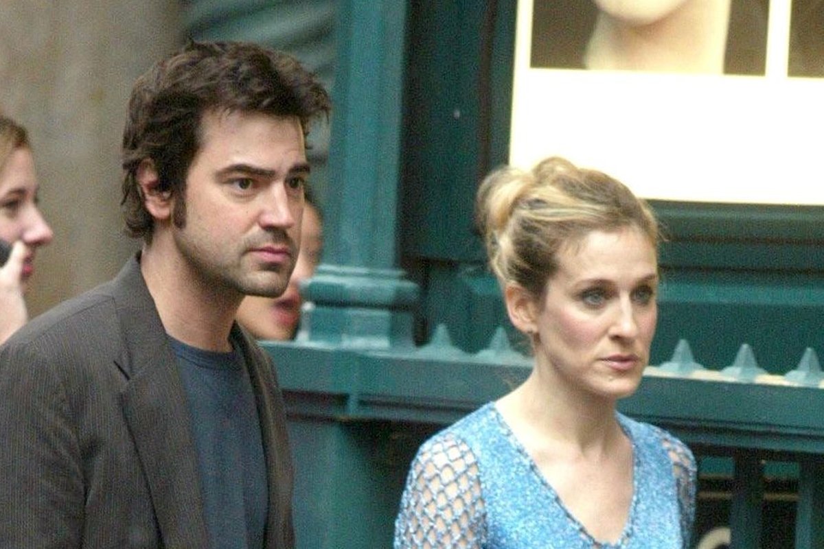 VÕRDLE | Fännid on pöördes: sarja „Seks ja linn“ hurmur näeb aastakümneid hiljem endiselt sama nägus välja