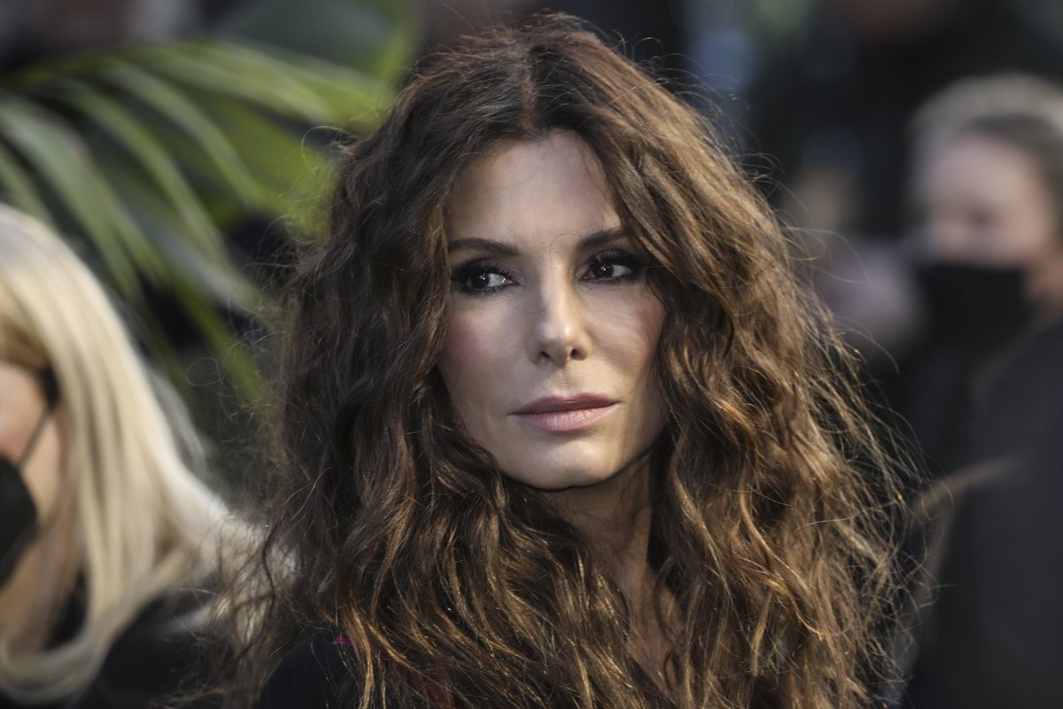 KLÕPS | Kallima surma tõttu avalikkuse eest taandunud näitleja Sandra Bullock tabati üle pika aja fotole