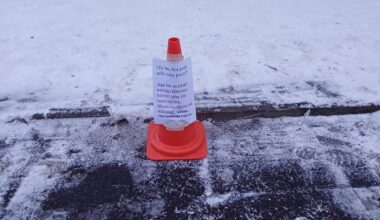 FOTO | „Kes julgeb parkida, sellel lubatakse hambad sisse lüüa!“ Ähvardava sildiga koonus vallandas tulise arutelu