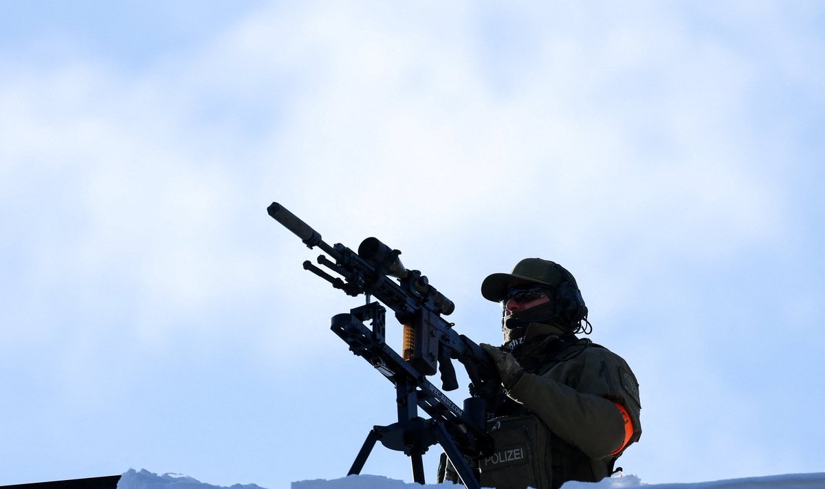 SNAIPER KATUSEL: Šveitsis Davosis on vaja tagada maailma majandusfoorumil osalevate paljude riigi- ja firmajuhtide julgeolek. Osalejaid on umbes 3000, sealhulgas 65 riigipead ja valitsusjuhti.