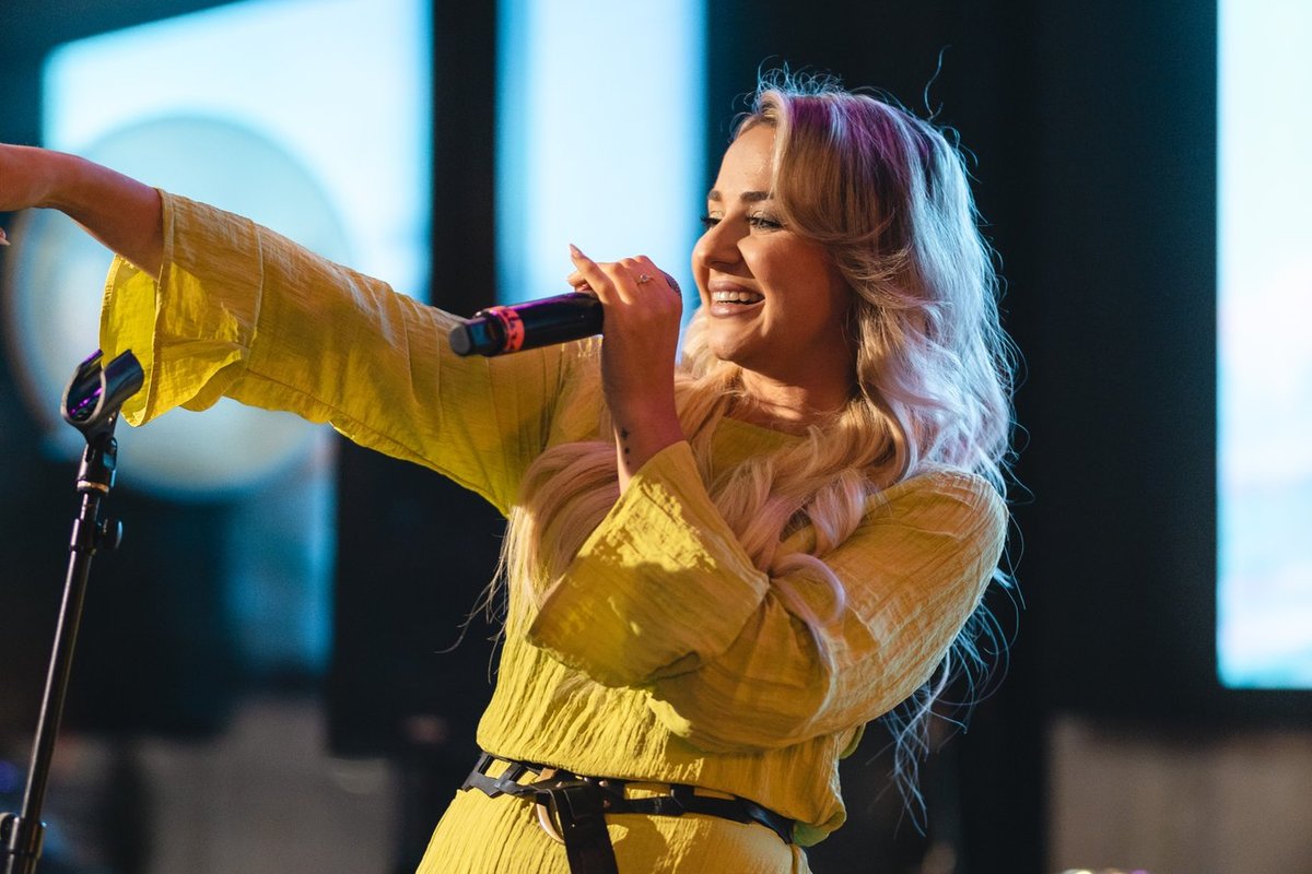 KUUMAD KLÕPSUD | Lauljanna Heleza näitab seksikates bikiinides kaunist rannavormi