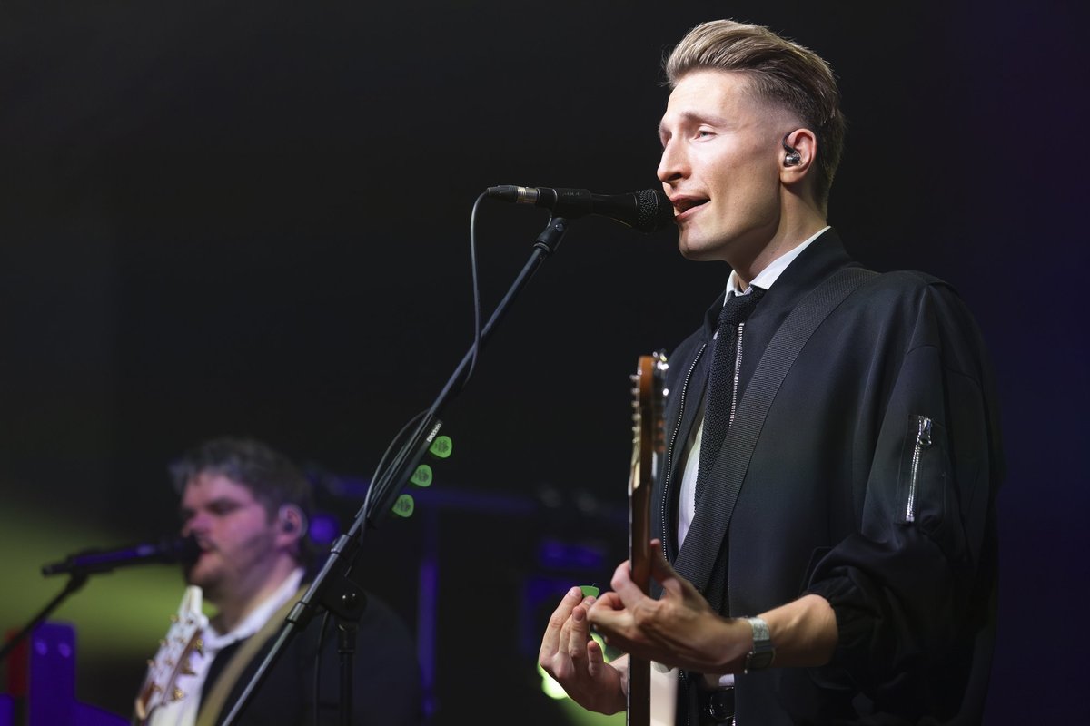 FOTOD | Meeleolukas pidu! Kahevõistluse MK-etapi avapäevale pani punkti Karl-Erik Taukar koos bändiga