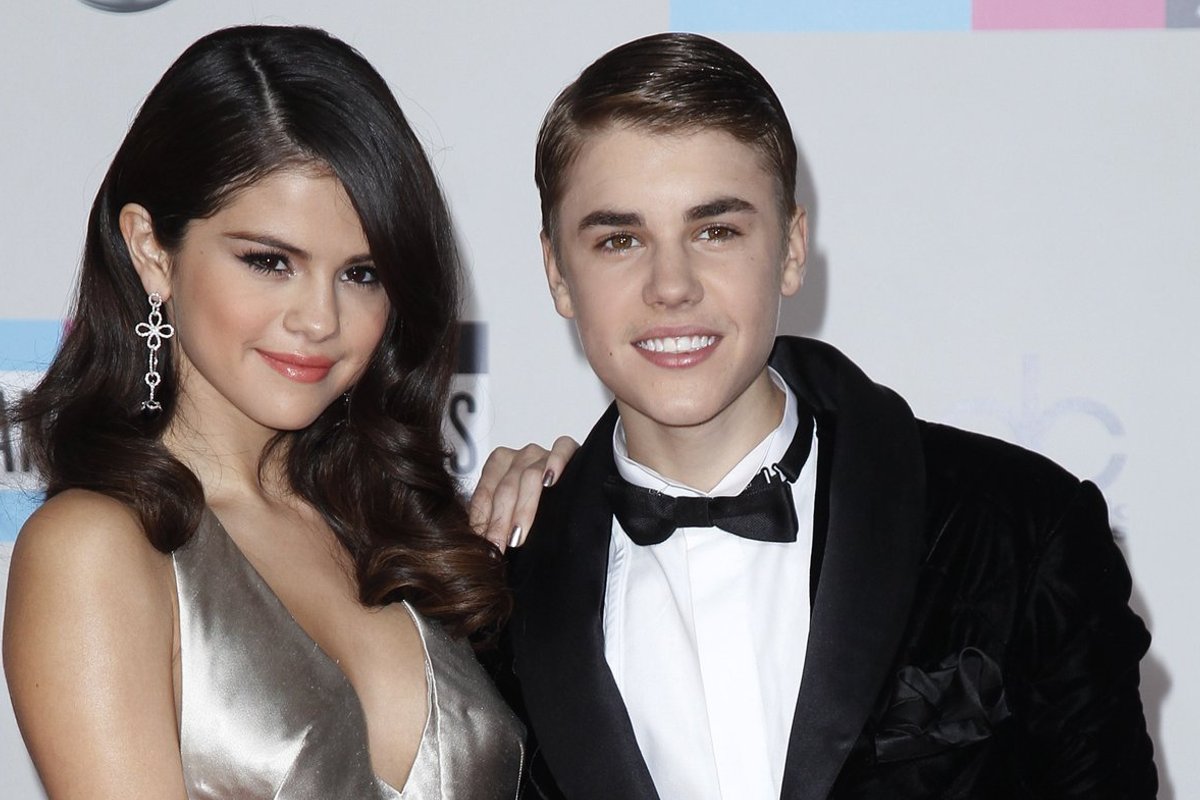 Justin Bieber tõmbas tähelepanu sotsiaalmeediapostitusele, kus suudleb endise kallima Selena Gomeziga