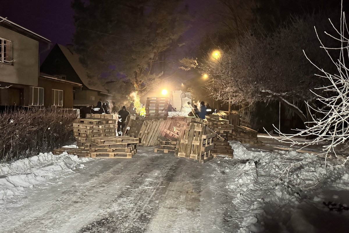 FOTOD | Põltsamaa jõe veetase tõuseb tundidega, elumajade kaitseks paigaldati veetõkked