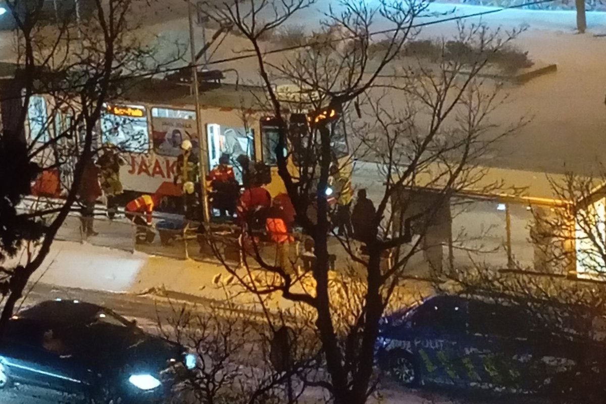 FOTO | Koplis sai mees trammilt löögi ja viidi haiglasse