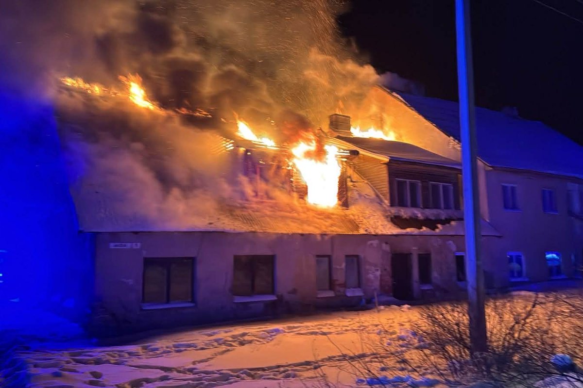 Roela alevikus põleb korterelamu - Delfi