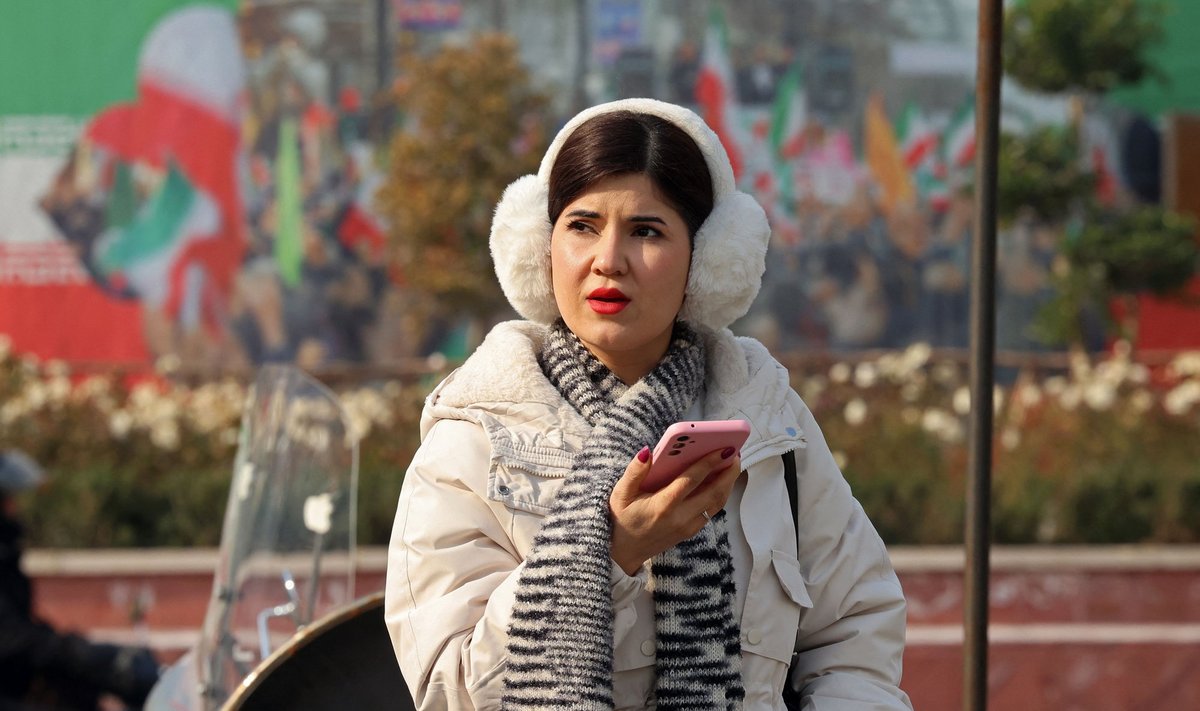 Iraani võimud on loonud peaaegu täieliku infovaakumi, mis takistab kodanikel suhelda mitte ainult välismaailmaga, vaid ka omavahel. Fotol on mobiiltelefoni käes hoidev naine Teheranis Enqelabi väljakul 26. jaanuaril 2026