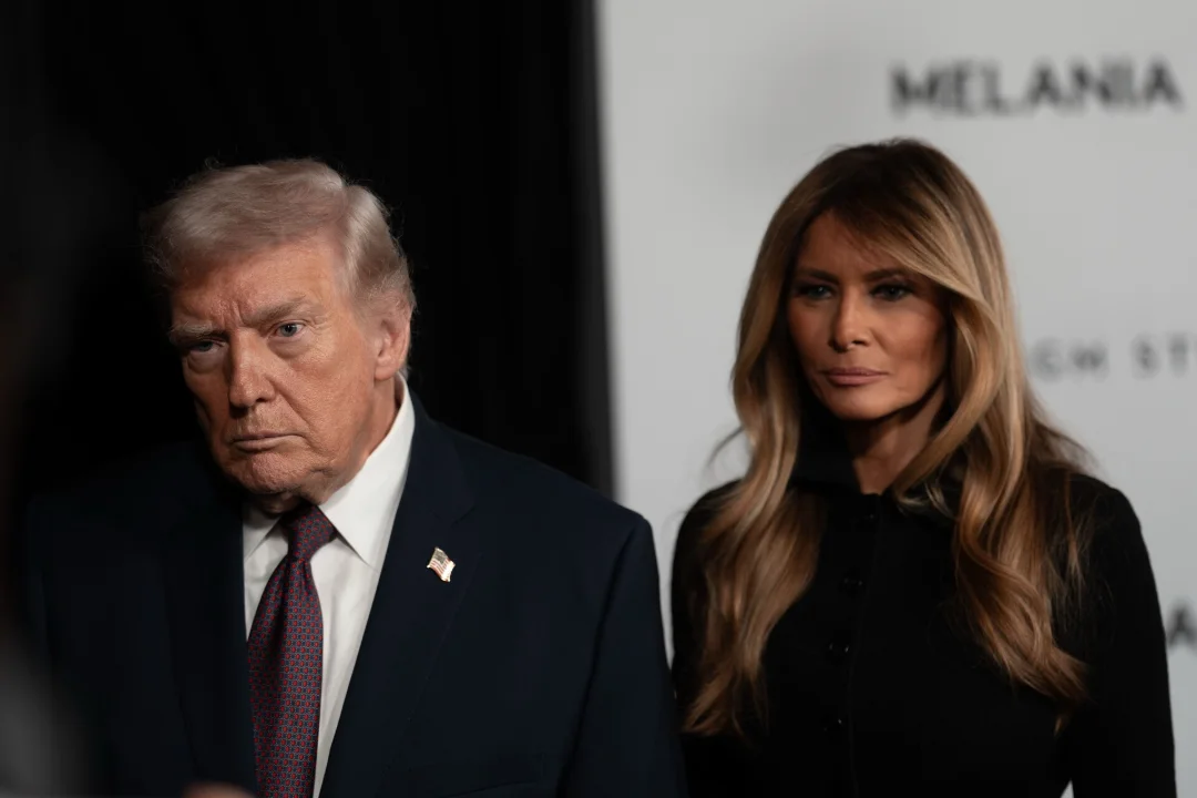 MATUSED VÕI RÕÕMUPÄEV? Melania ilmus oma dokfilmi esitlusele kurguni kinni nööbitud leinarüüs