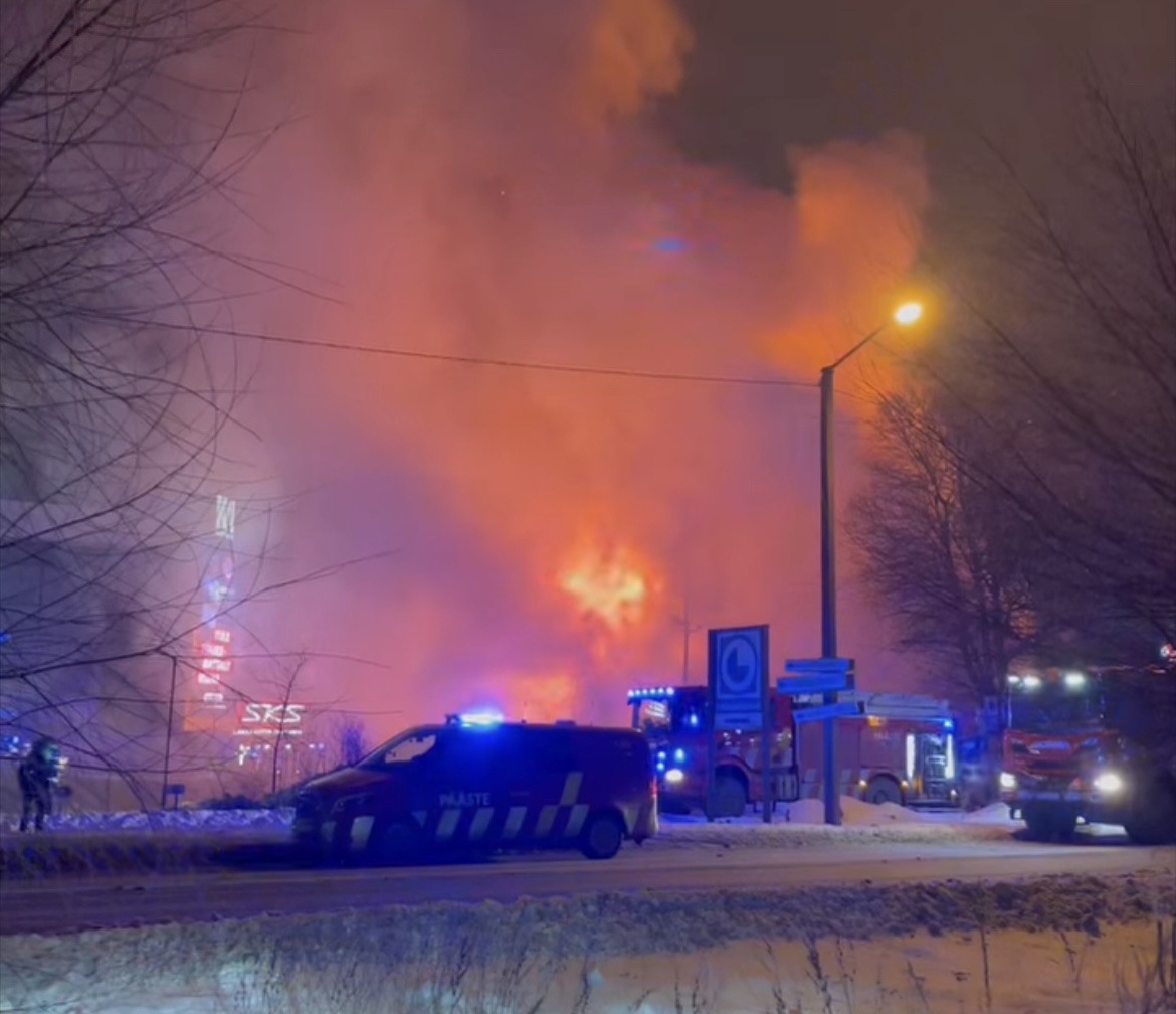 Tallinnas Kristiine linnaosas põles laohoone – 25 inimest evakueeriti