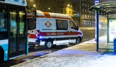 Bussi tagant teele jooksnud poiss jäi auto alla