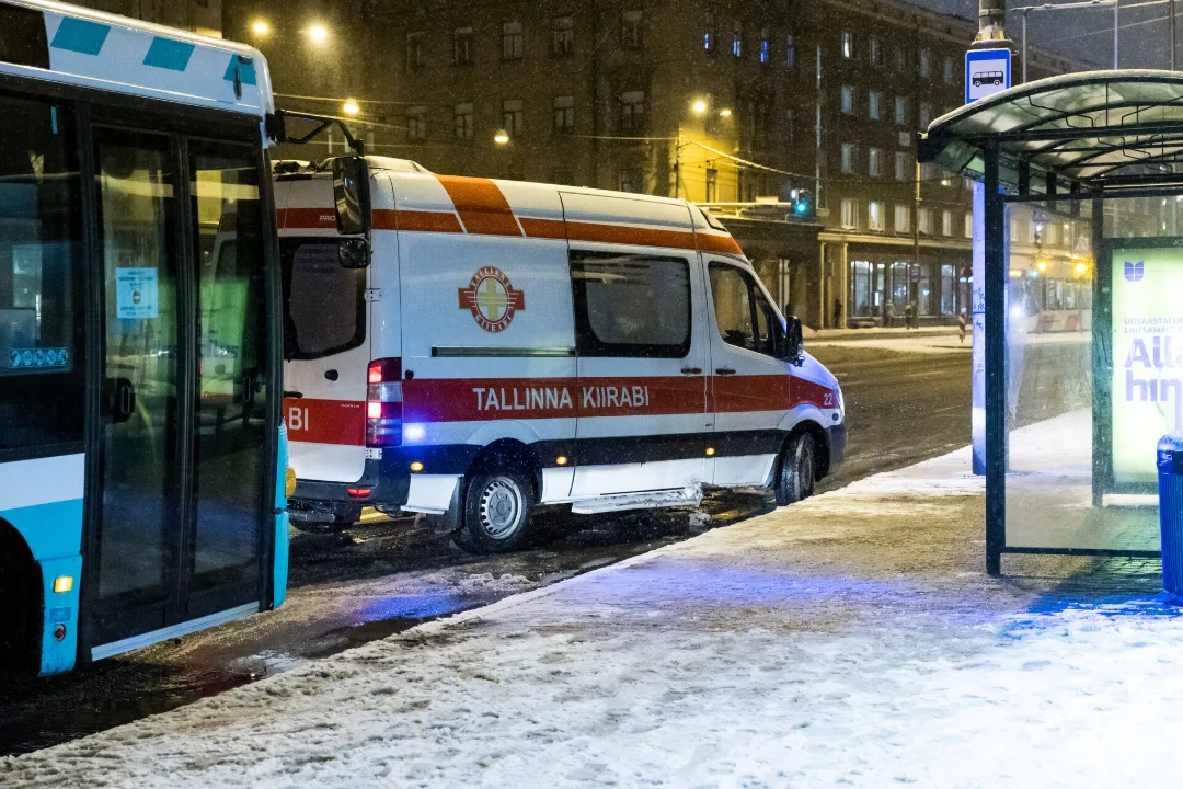 Bussi tagant teele jooksnud poiss jäi auto alla