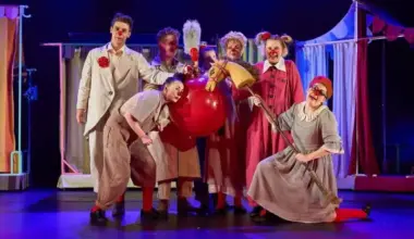 Teatriarvustus. Karin Allik: klounide dessant südalinnas – Edasi