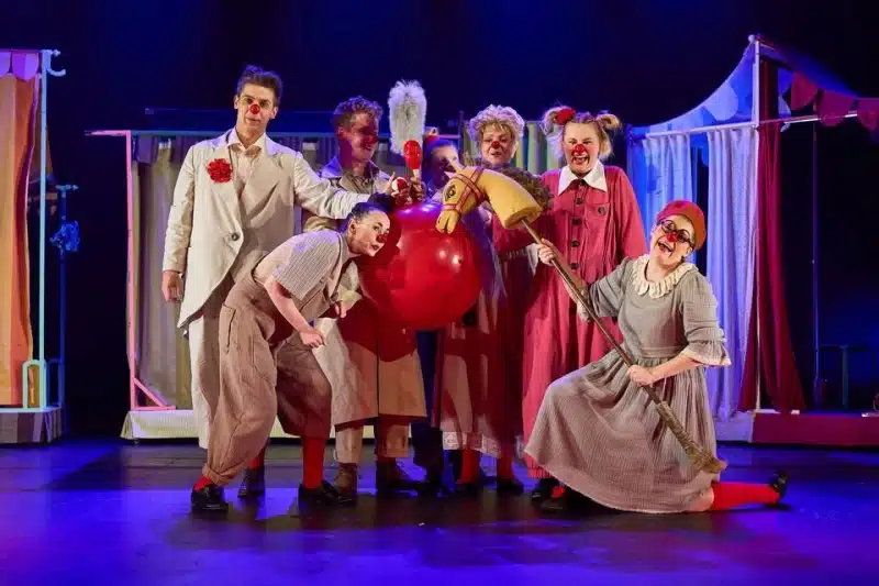 Teatriarvustus. Karin Allik: klounide dessant südalinnas – Edasi