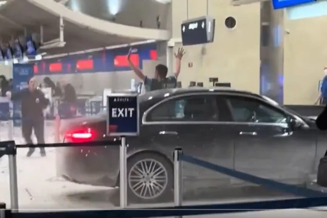 Autojuht sõitis USA lennujaama terminali – politsei pidas juhi kinni