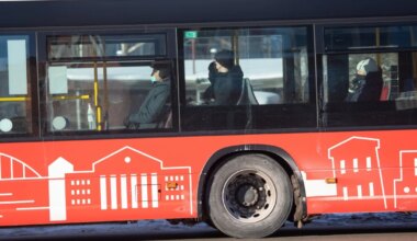 Tartu bussipeatuses langes eakas mees jõhkra rünnaku ohvriks