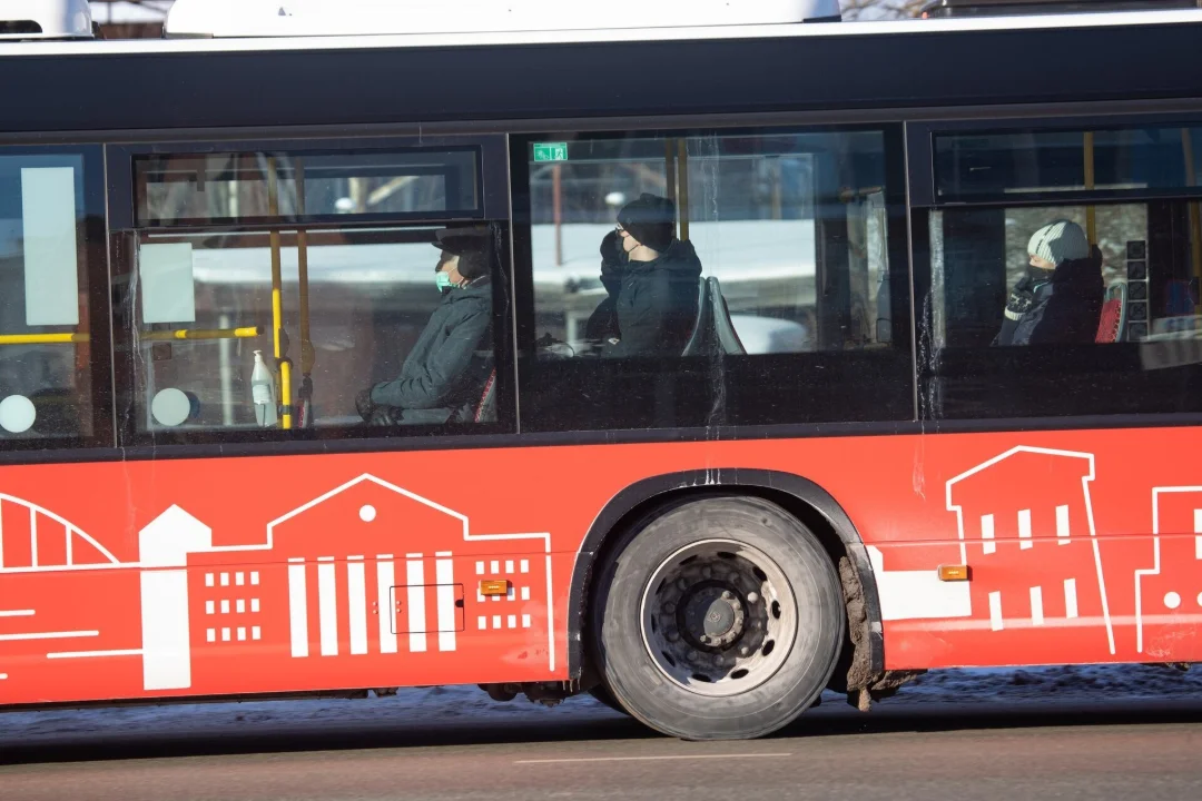 Tartu bussipeatuses langes eakas mees jõhkra rünnaku ohvriks