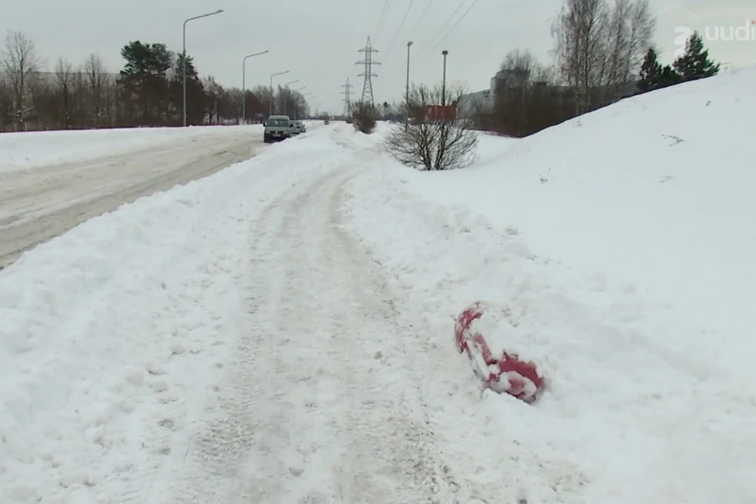 TV3 VIDEO | Lumesadu tuli pealinnale taas ootamatult? Jalakäijad sumpavad kõrgetes hangedes - Õhtuleht