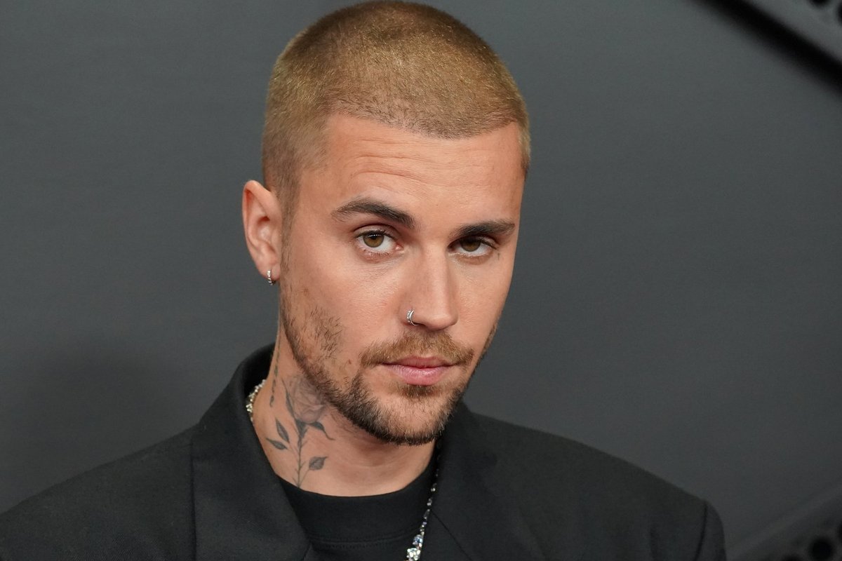 VIDEO | Justin Bieber esines üle aastate Grammy auhinnagalal. Popstaar kandis laval vaid aluspükse