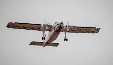 lennuk rivist väljas, meri jääs