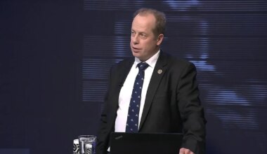 see, kes vinti üle keerab, asub Islandi väljakul