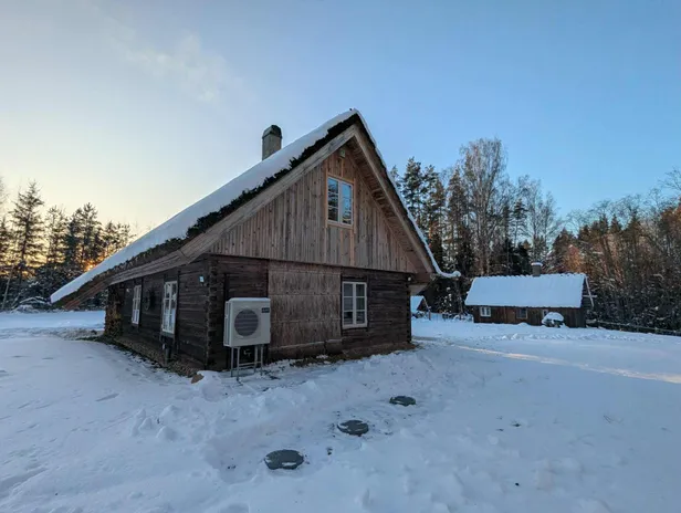 Looduslikult kaunis kohas asuv maja.