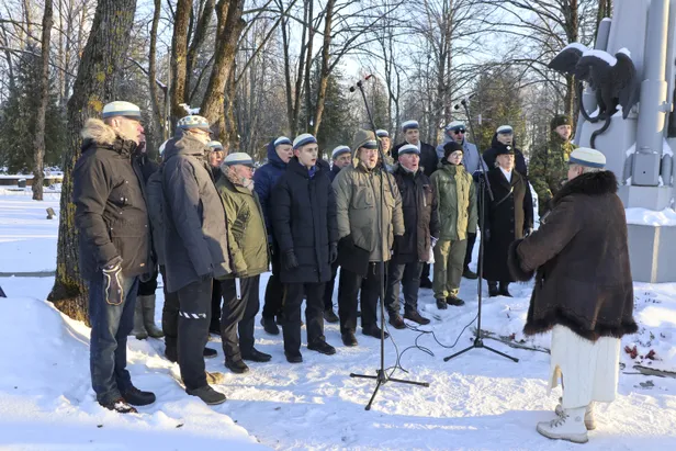 Päevakohase kavaga esines Mihkel Lüdigi nimeline meeskoor.