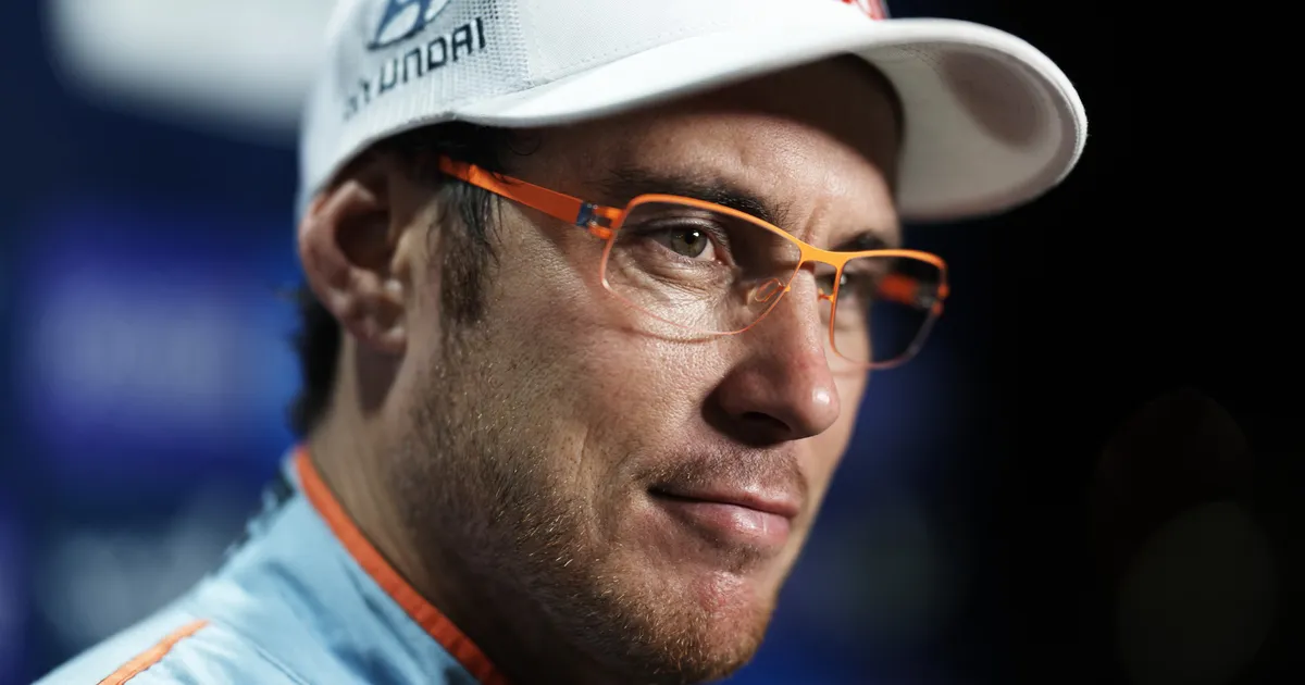 Neuville pajatas oma suurest murest