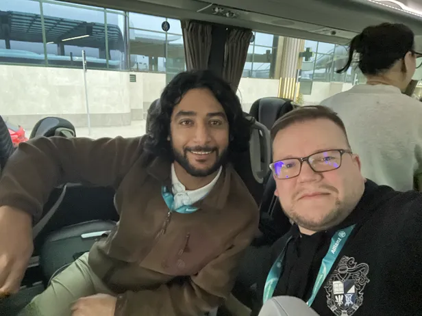 Mäesuusataja Arif Khan (vasakul), kes on üks kahest India esindajast Milano Cortina taliolümpiamängudel, ja Postimehe sporditoimetuse juht Ott Järvela.