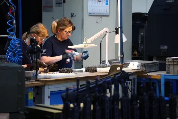 Relvatehase töötajad Radomi linnas.