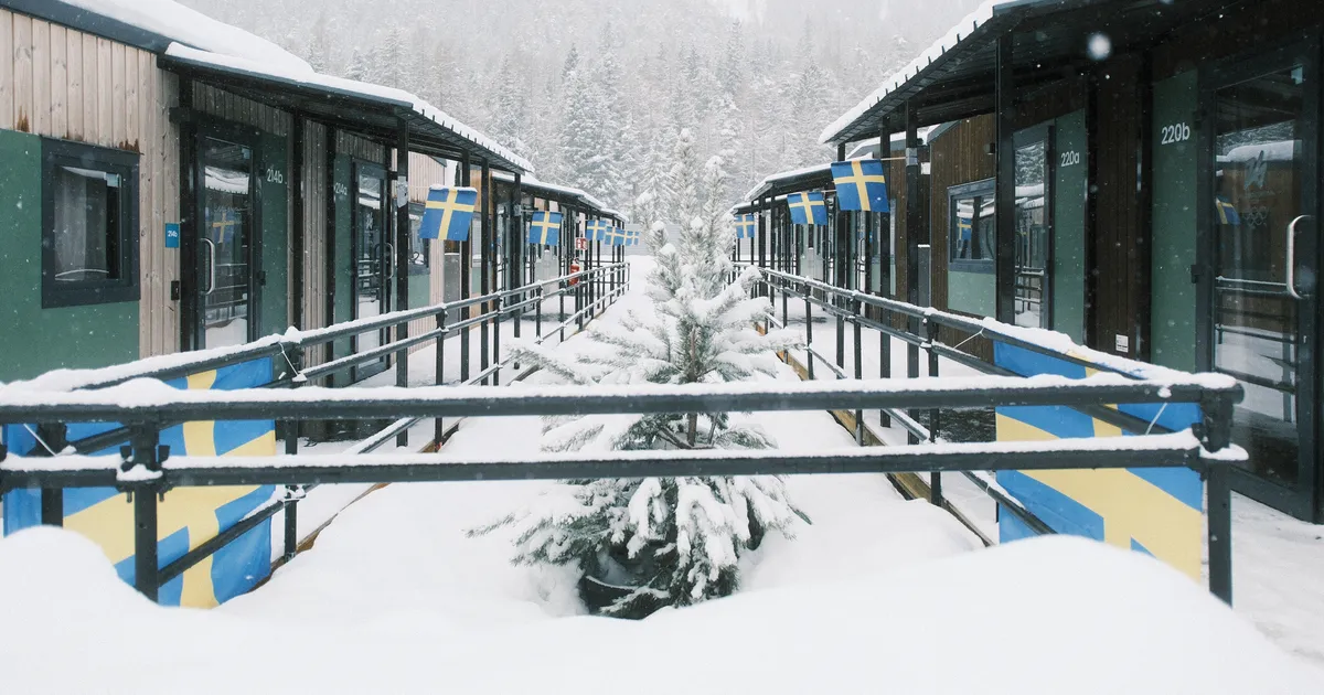 väikeste majakestega autentne küla lumiste mägede vahel