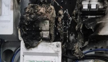 OHTLIK ⟩ Elanik kustutas põleva elektrikilbi ämbritäie veega