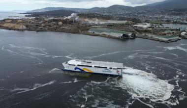 VAATA VIDEOT ⟩ Maailma suurim akupraam lasti vette Tasmaanias – aga sinna see ei jää