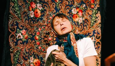 Teatrilavastuseks vormitud Ida-Viru salapärase sõjatehase lugu näeb nii Narvas kui Kohtla-Järvel