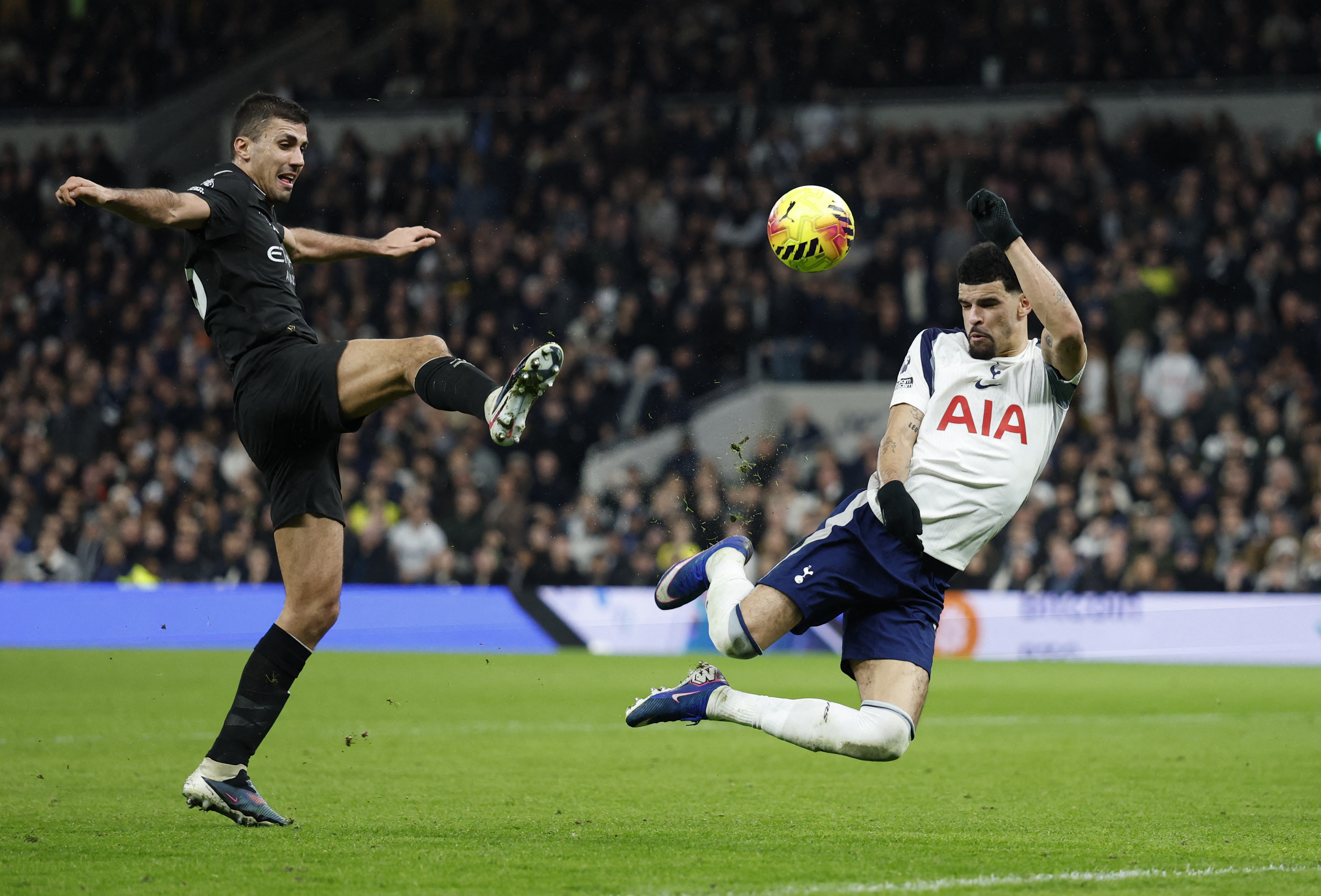 Dominic Solanke osav löök tõi Spursile punkti. Foto: Scanpix / Peter Cziborra / Reuters