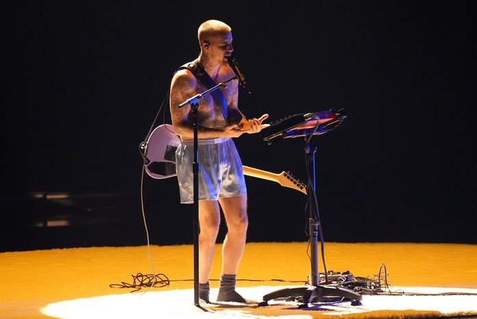 Justin Bieber tuli Grammydel lavale vaid aluspesu kandes