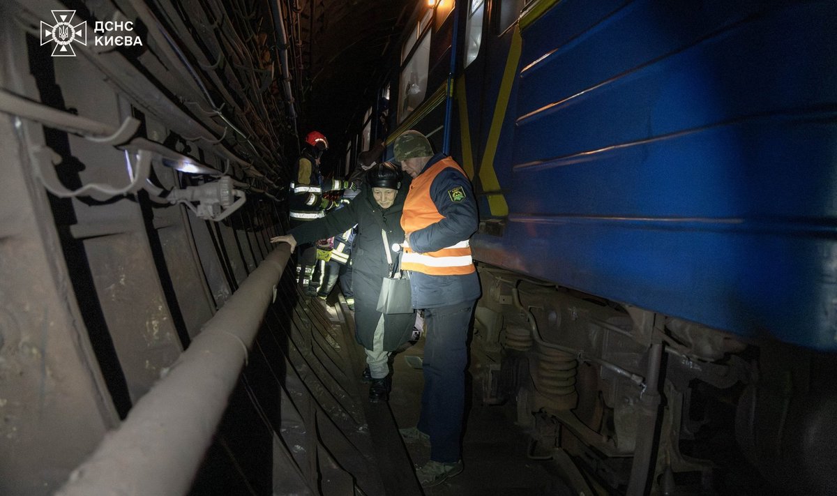INIMESTE PÄÄSTMINE: Katkestuse ajal seiskus ka Kiievi metroo, mõne tunni pärast inimesed evakueeriti. Metroojaamad ise jäeti samas avatuks, et võimaldada inimestele õhurünnakute eest varjuda.